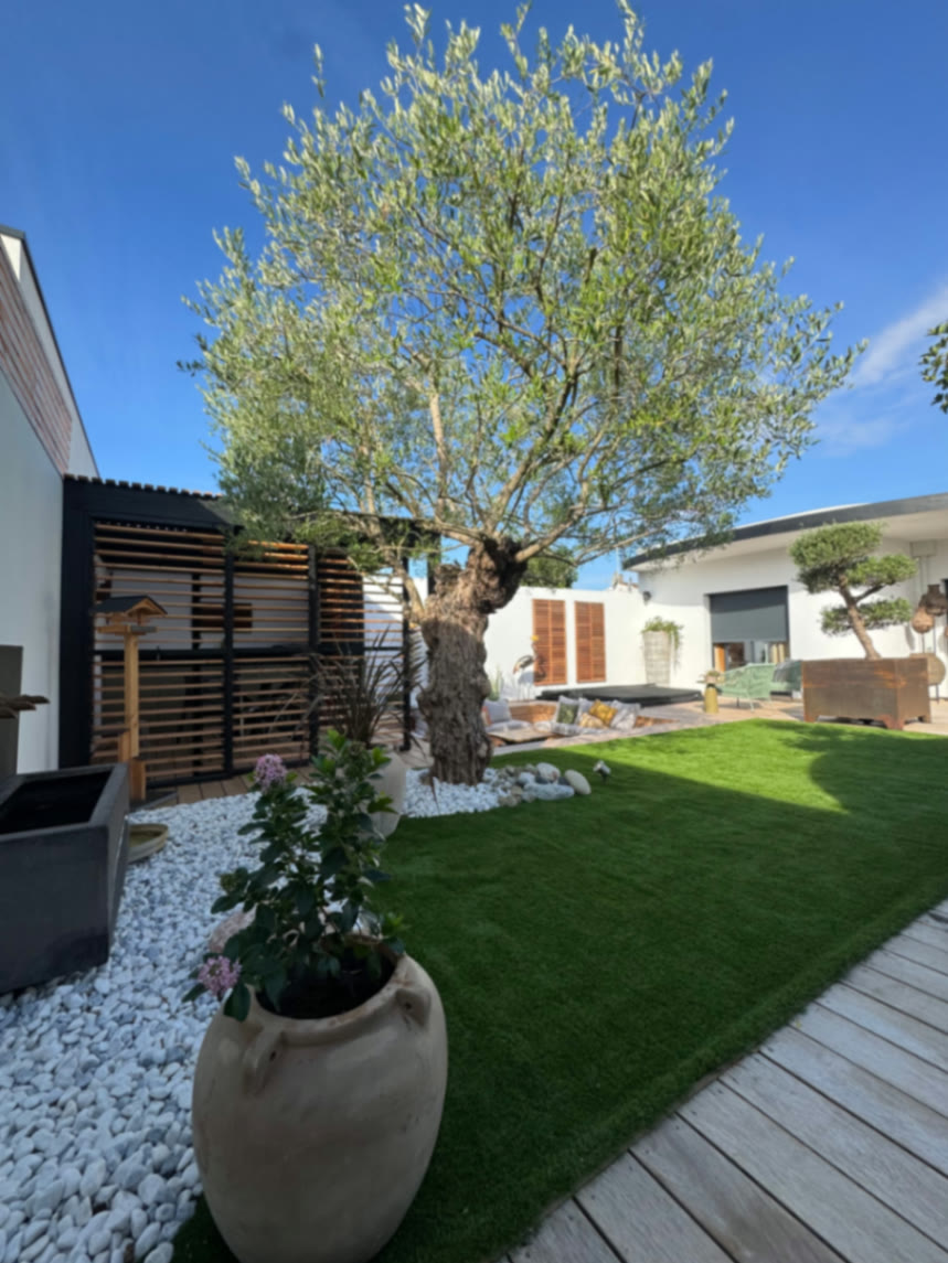 Jardin paysager verdoyant au coucher de soleil en Charente-Maritime